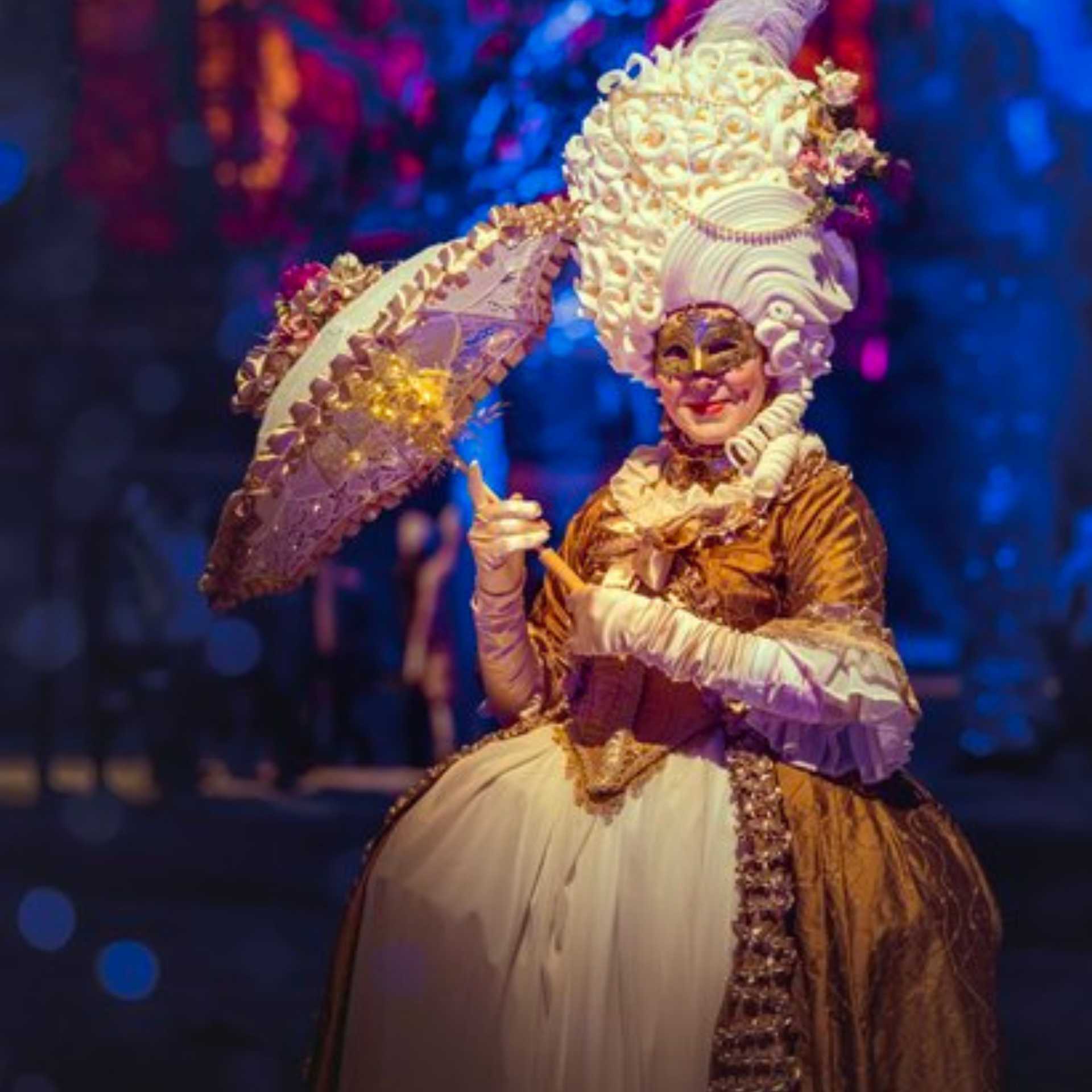 Välke-valotapahtumassa Madame de Savorelle valohahmo elävöittämässä